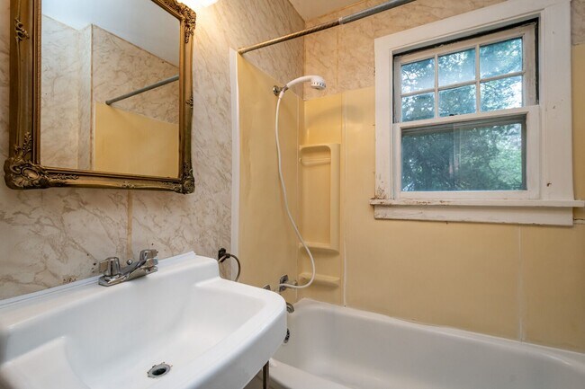 Foto del edificio - 1125 N Dodge St