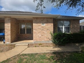 Building Photo - 1700 Dexter Dr S