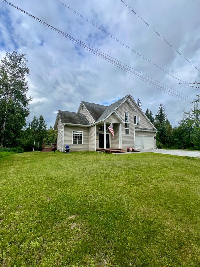 Foto del edificio - Stunning 3-Bedroom, 3-Bath Waterfront Home on the Chena River