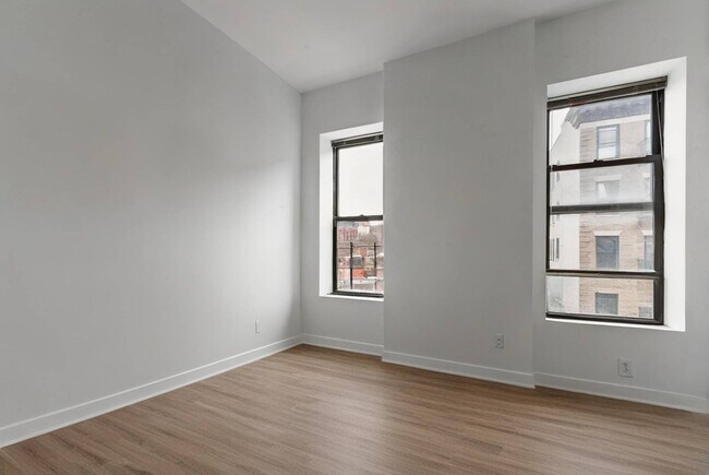 Foto del edificio - 411 Manhattan Ave