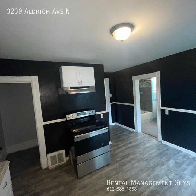 Foto del edificio - Large 4 Bedroom Home! Available Immediately!