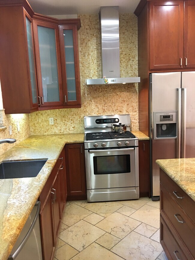 Kitchen w/beautiful backsplash - 420 S Beverwil Dr