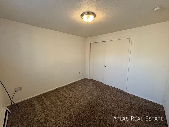 Building Photo - Newly Renovated Upper Level 2 Bed 1 Bath U...