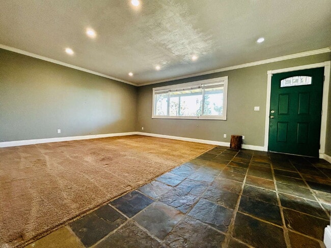 Foto del edificio - Spacious 2 bd, 2 ba with attached finished garage