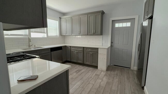Kitchen - 4821 W George St