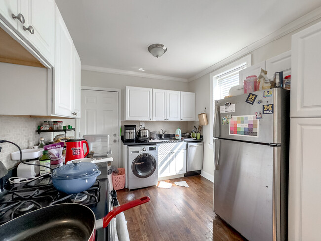 Building Photo - 3845 N Greenview Ave