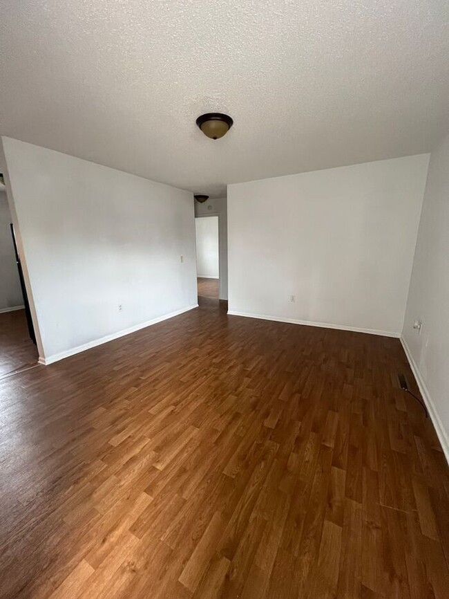 Building Photo - Newly remodeled 2 bed, 1 bath single story...