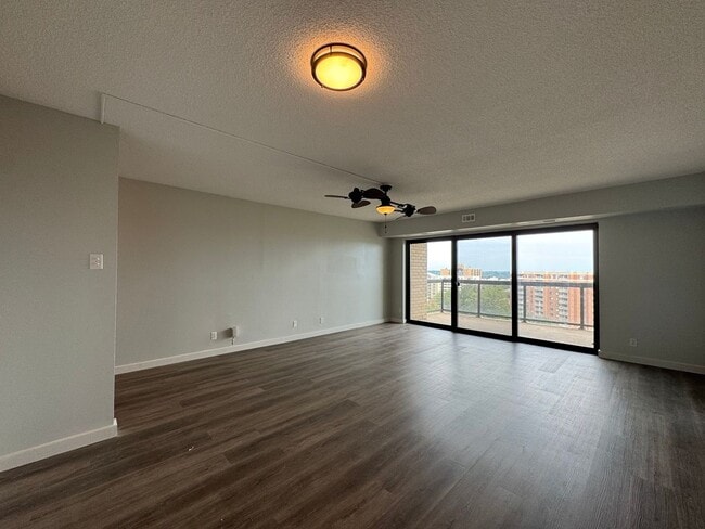 Building Photo - Bright and Spacious 2 Bed 1 Bath Condo Wit...
