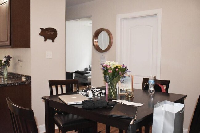 Building Photo - 1 bedroom in Chicago IL 60657