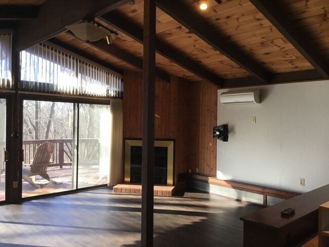 Building Photo - 850 Twin Oaks Dr