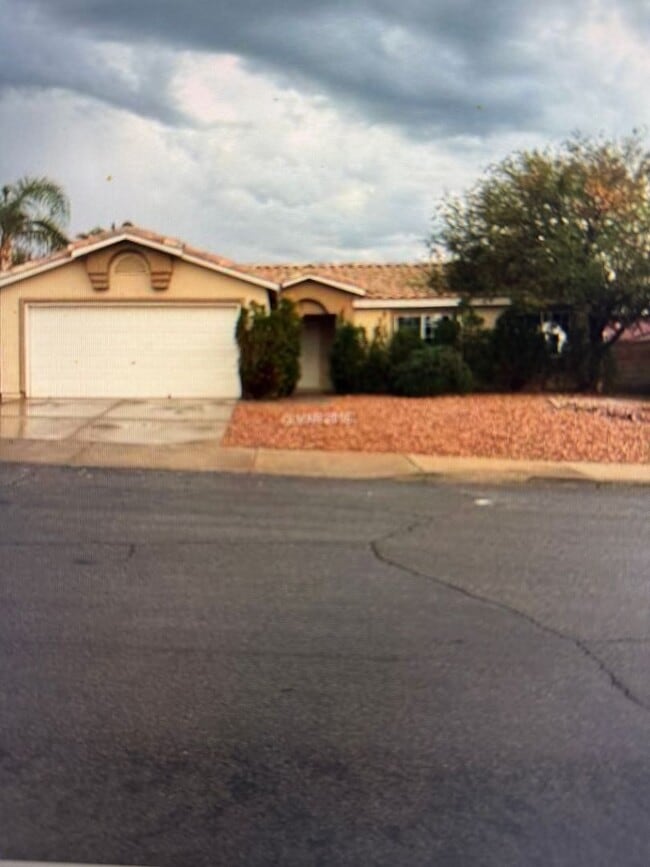 Building Photo - 933 Highland Trails Ave