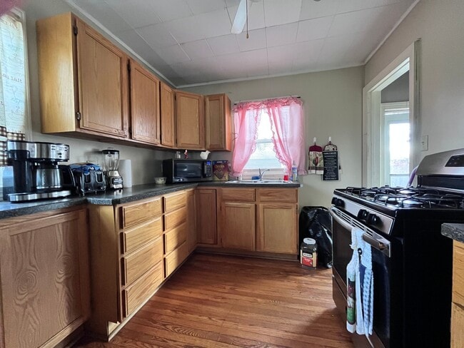 Building Photo - 3007 Mahaska Ave