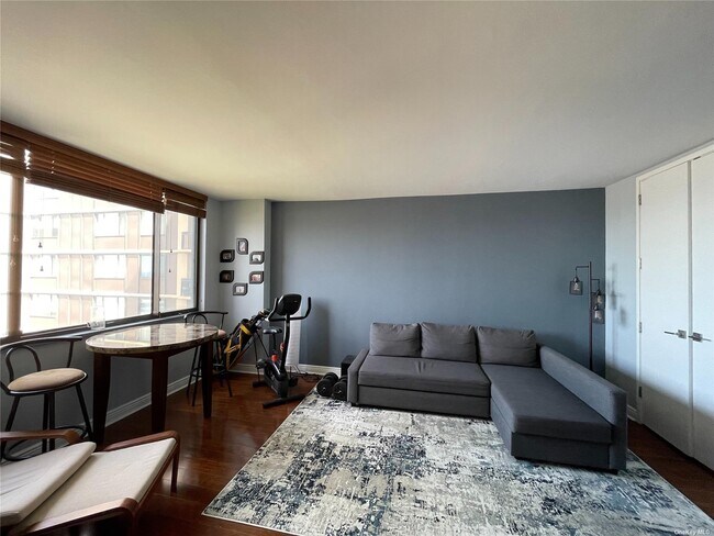 Foto del edificio - 26910 Grand Central Pkwy