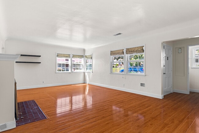 Building Photo - 550 Clement Dr