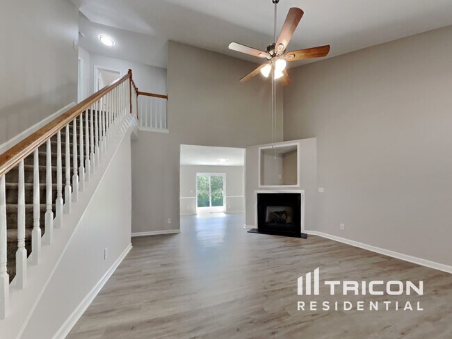 Foto del edificio - 827 Peachtree Meadows Cir