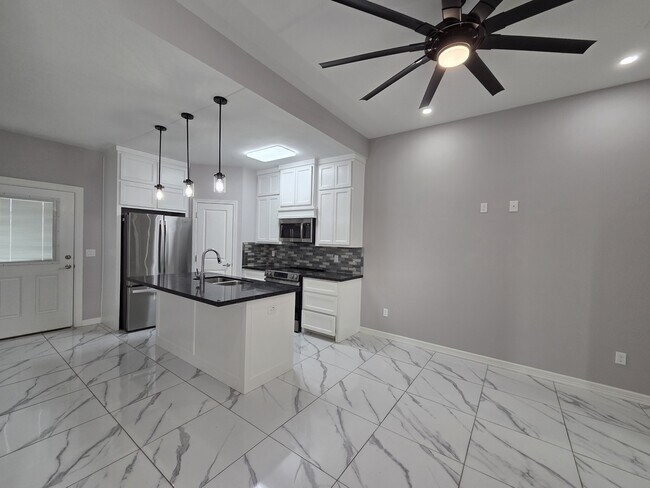 Foto del edificio - 1610 W B St