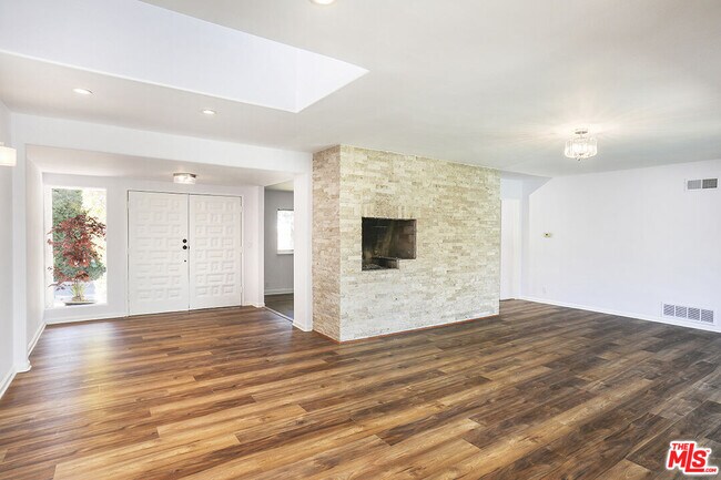 Foto del edificio - 16706 Alginet Pl