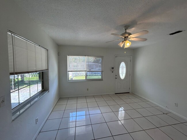 Building Photo - Cute Home in Saint Pete with a  Large Fenc...