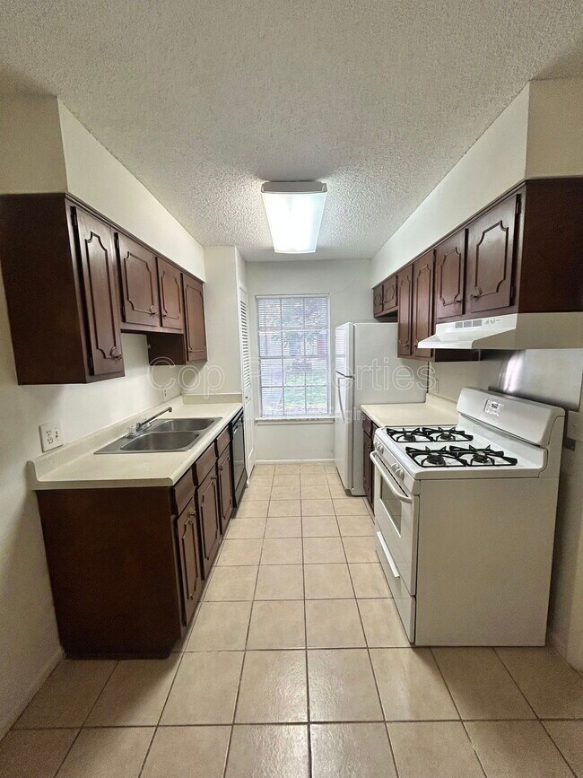 Foto del edificio - 811 Jackson Keller Rd