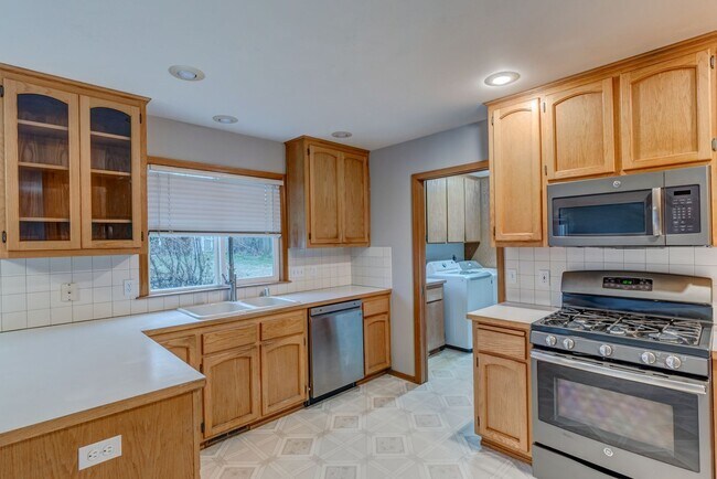 Foto del edificio - 4 bedroom, 3 bath Dog Friendly Home!