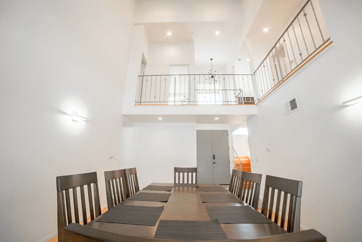 Foto principal - 6929 De Soto Ave