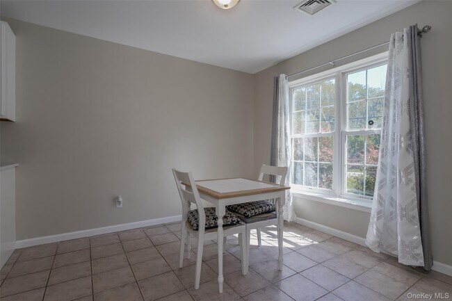 Building Photo - 423 Kings Hwy