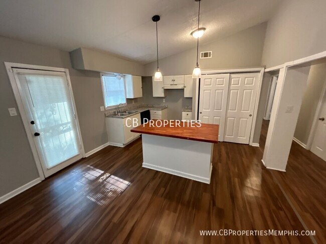 Building Photo - 1/2 off 3rd month of rent!!