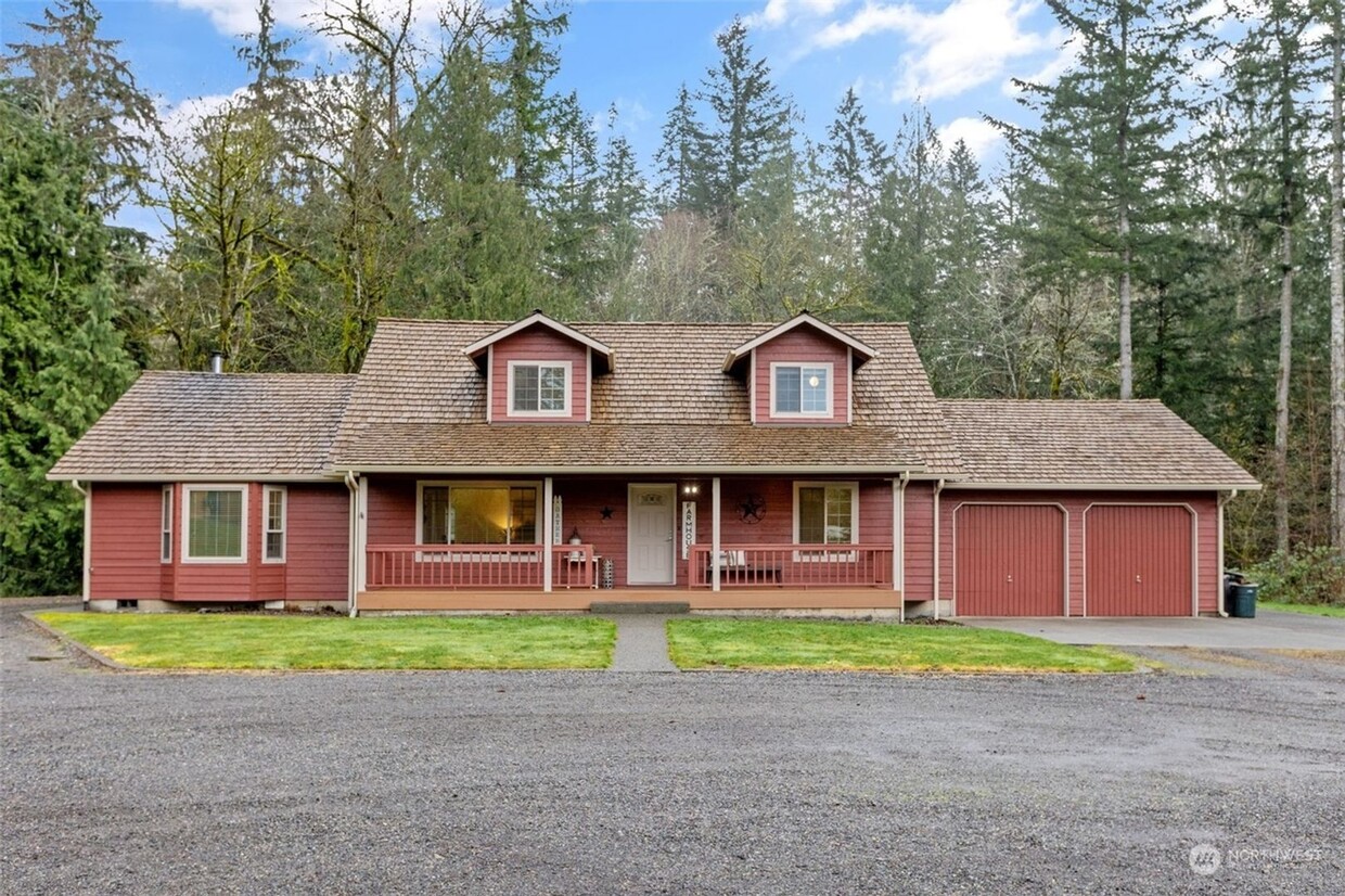 Primary Photo - Maple Valley farm house - 3 bedroom +Den a...