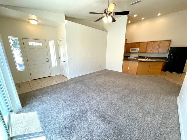 Building Photo - Great 3 Bedroom Duplex near the Kingman Ho...