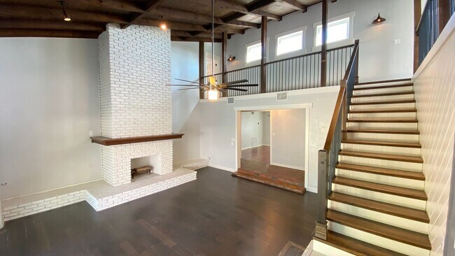Building Photo - 5 Bedroom, 4 Bath Single Family Pool Home!