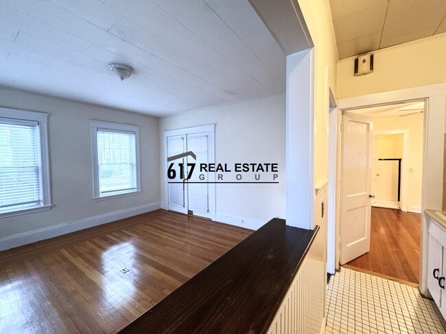 Building Photo - 2 Mapleton St