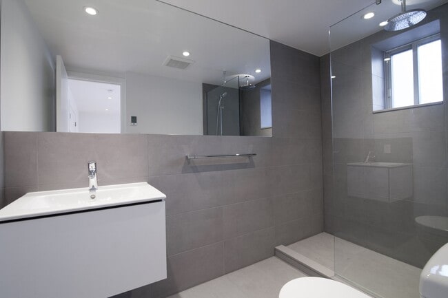 Building Photo - 3421 Rue Drummond