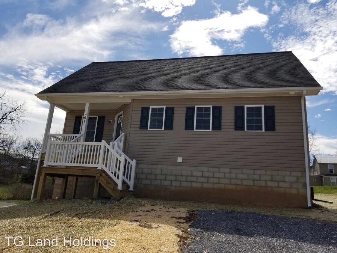 Foto principal - 3 br, 2.5 bath House - 201 E. Spring St.