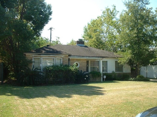 Building Photo - 6414 Pinehurst Dr