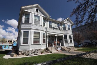 Building Photo - 405-407 W 5th St