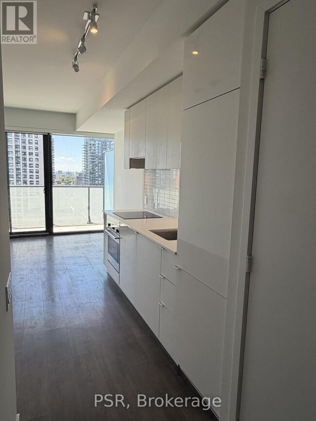 Building Photo - 161 Roehampton Ave
