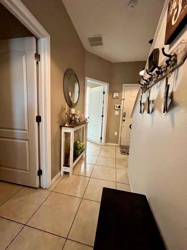 Foto del edificio - Beautiful Townhome