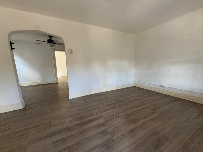 Foto del edificio - 1566 Western Ave