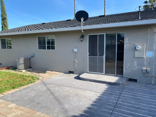 Foto del edificio - 100 Novato Dr