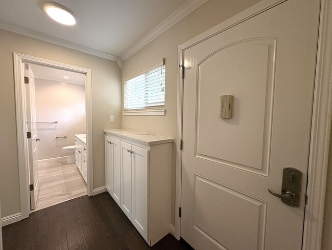 Building Photo - Updated 2 bedroom with in unit washer, dry...