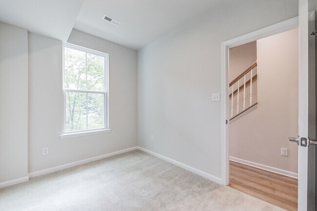 Building Photo - 28 Sidney Ln