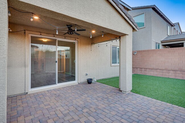 Foto del edificio - Like new, split-level, 3 bed, 2.5 bath, with bonus room & Strip views in West Las Vegas!