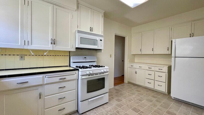 Foto del edificio - Single-Level 2-Bedroom 2-Bath House + Garage w/ Air Conditioning