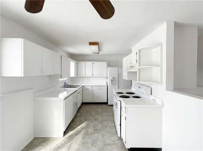 Building Photo - 5342 N Palmer Ave