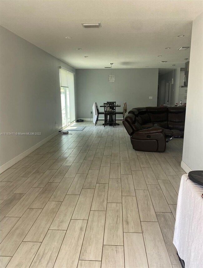 Foto del edificio - 1177 SW 13th St