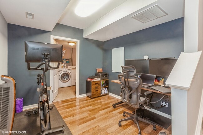 Building Photo - 375 N Commerce St