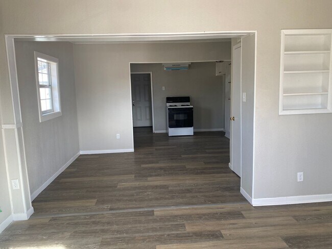 Building Photo - Newly Renovated Two Bedroom, One Bath Accepting Section 8