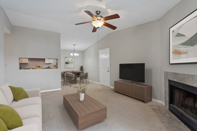 Amplia sala de estar con ventilador de techo - Villages at Spring Hill Apartments