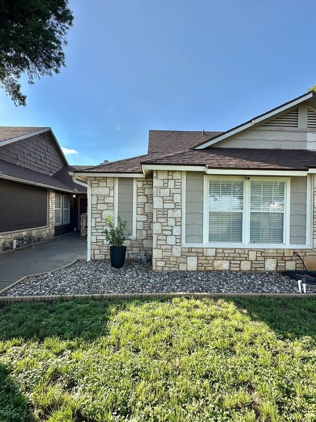 Foto del edificio - COMING SEPTEMBER 2025 - Updated 3 Bedroom ...