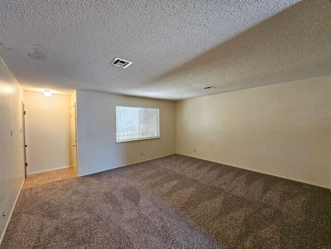 Foto del edificio - RENT SPECIAL AVAILABLE & WATER INCLUDED!